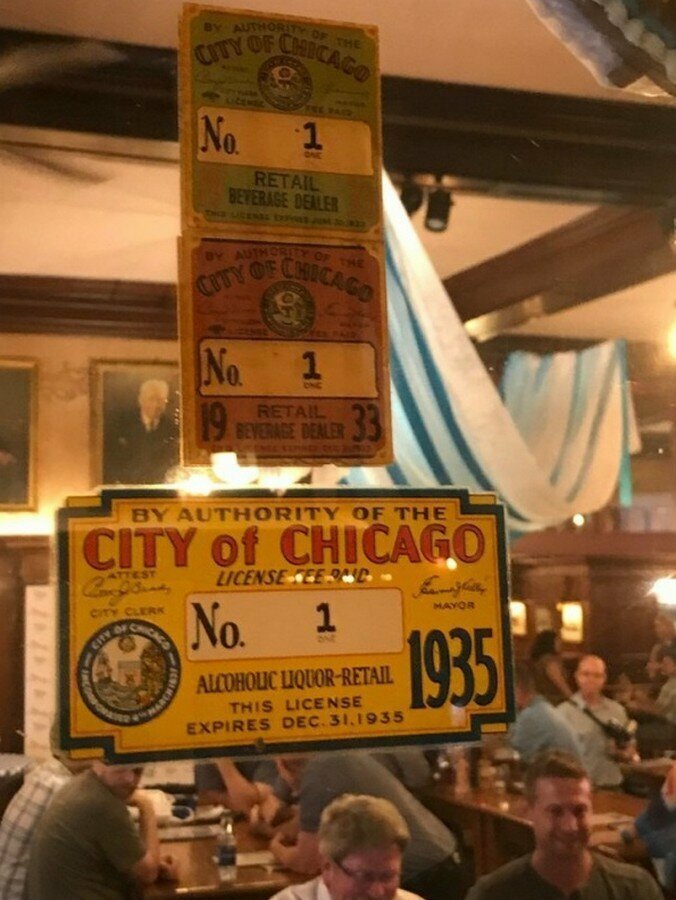 Первый бар в Чикаго, который получил лицензию на торговлю спиртным после отмены "Сухого закона"
