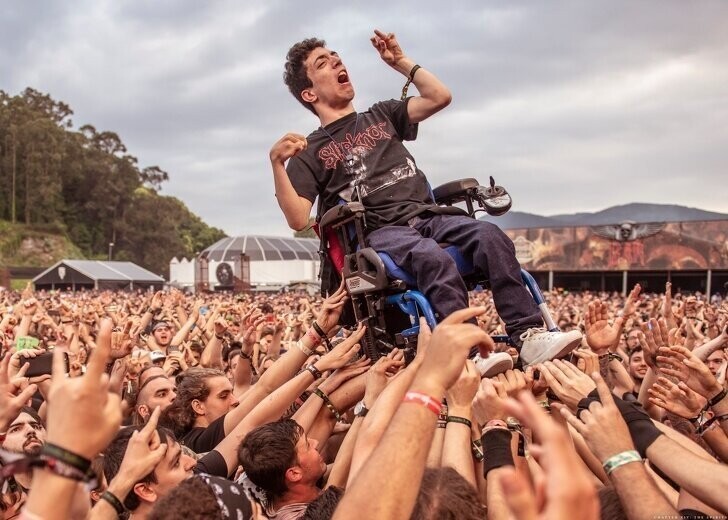 Парень в инвалидном кресле, но он на седьмом небе от счастья, что попал на рок-фестиваль