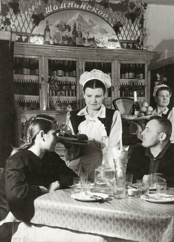 Обед рабочих в Чехове, Сахалин , 1950-е годы.