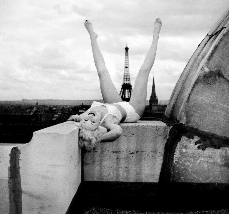 Модель Бетти Бьюрстрём веселится во время фотосессии в Париже. Фотограф: Кристер Стромхольм 1949