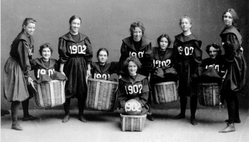 Первая официальная женская баскетбольная команда, 1902 год.