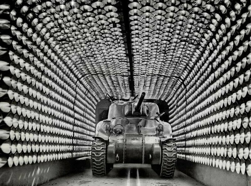 Свежеокрашенный американский танк М4 «Шерман» проходит через сушильный тоннель, оборудованный батареей инфракрасных ламп, что значительно ускоряло процесс высыхания краски (четыре минуты, вместо 24 часов). Вторая мировая война, 1943 год.