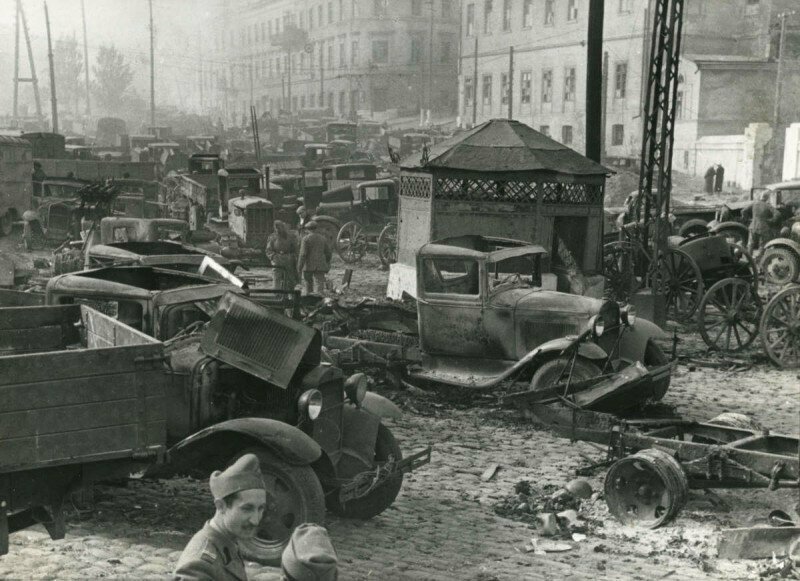 Армейская техника Приморской армии, брошенная в городе при эвакуации в Крым. Одесса, Октябрь 1941 года.