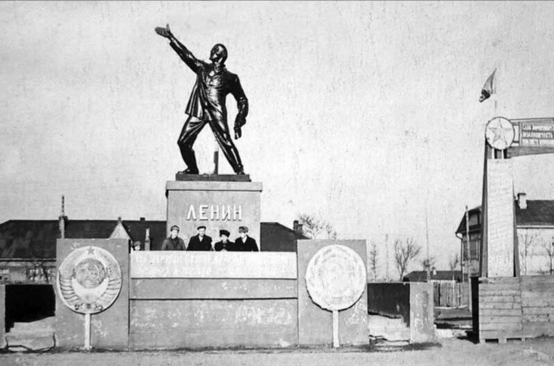 Памятник «танцующему» Ленину сначала установили в Александровске-Сахалинском, а в 1951 году перевезли на театральную площадь новой столицы области — Южно-Сахалинска.