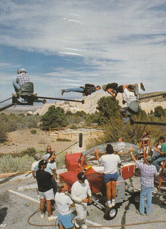 Киану Ривз и Патрик Суэйзи на съёмках фильма "На гребне волны". 1990