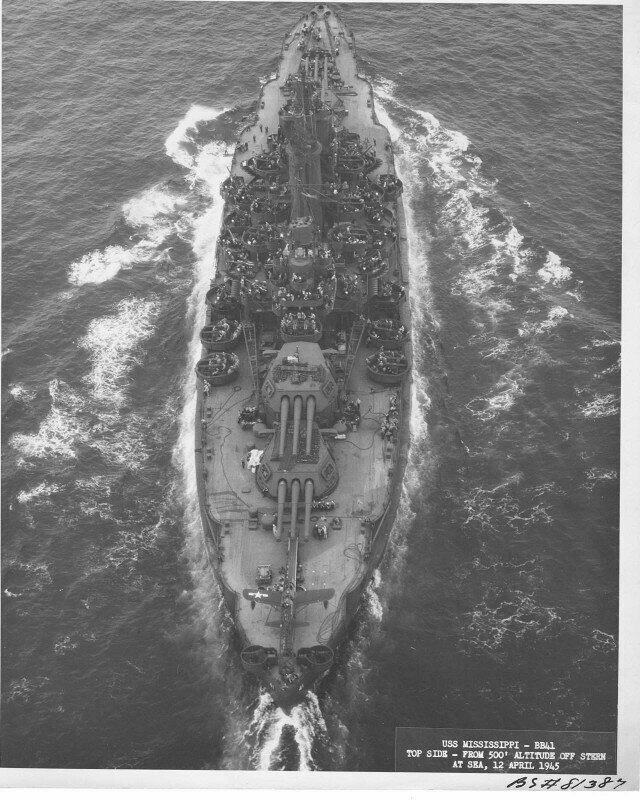 Вид на линкор USS Mississippi, 12 апреля 1945 года.