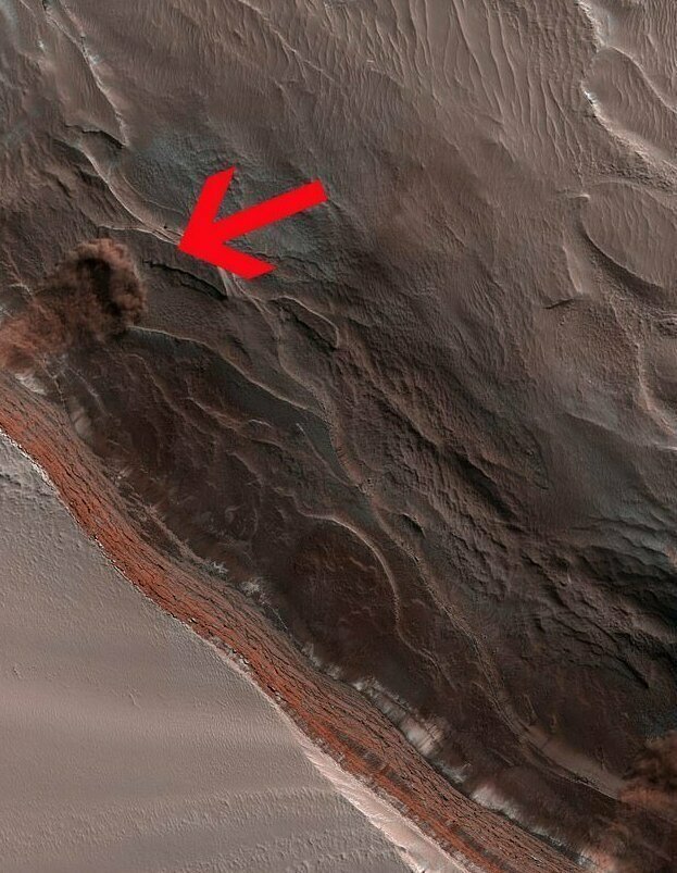 Спутник снял ледяную лавину на Марсе