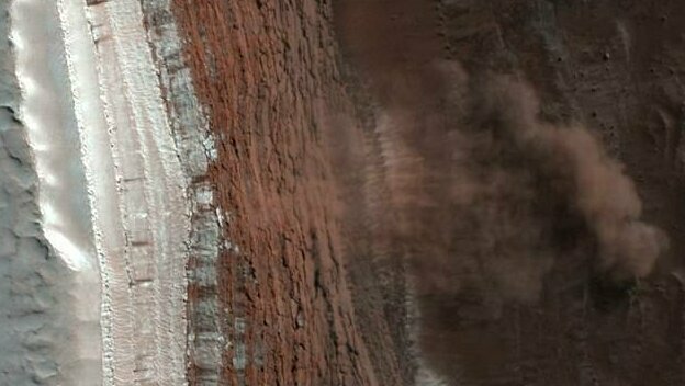 Спутник снял ледяную лавину на Марсе