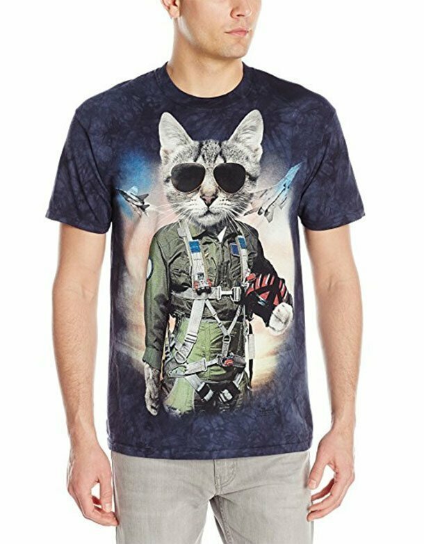 2. Эту безумную футболку с котиком совершенно точно можно носить в общественном месте. Чтобы уж точно никто не подошёл