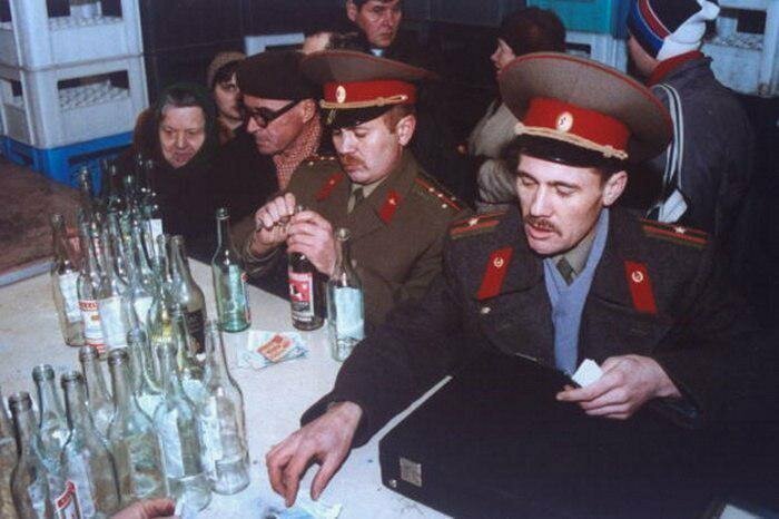 Военные приобретают водку в обмен на пустые бутылки, 1991 год
