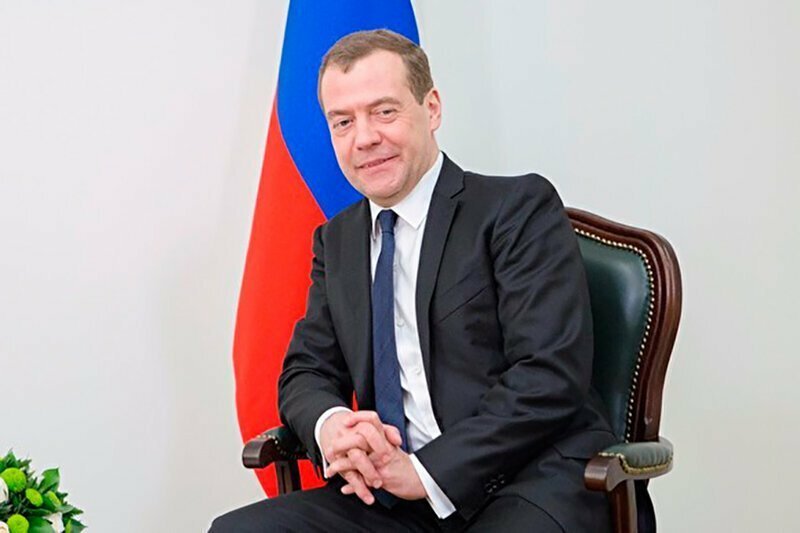 Медведев поручил отменить советские законы, мешающие современной экономике