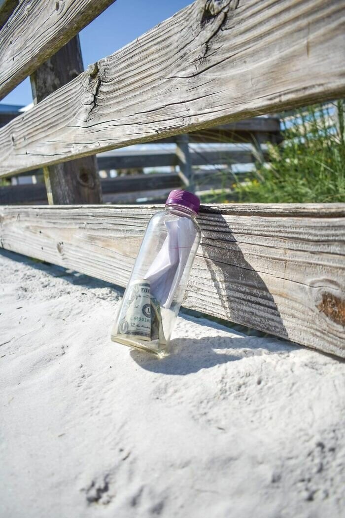 Эта бутылка с крошечным мешочком с прахом человека из Техаса, отправленным в последний путь, запиской и 4 долларами, была вымыта на один из флоридских пляжей