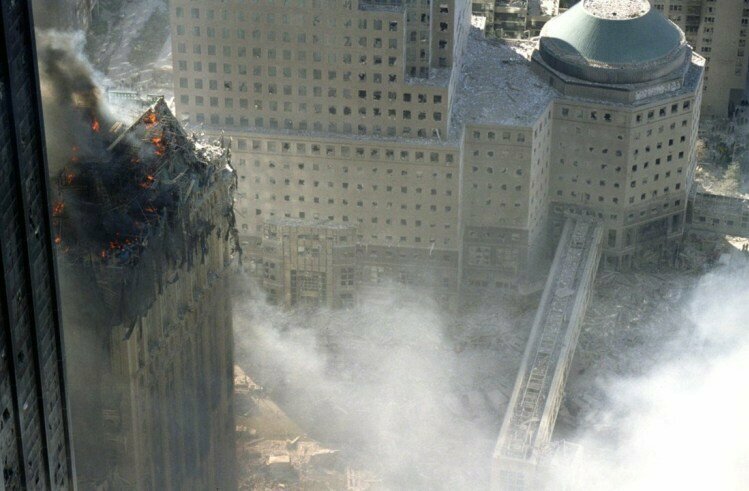 Врач, помогавший спасать людей из башен-близнецов, впервые опубликовал фото тех страшных дней
