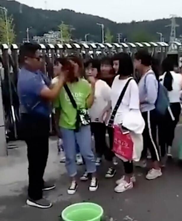Свирепый учитель из Китая смыл макияж школьниц, но их родители педагога поддержали