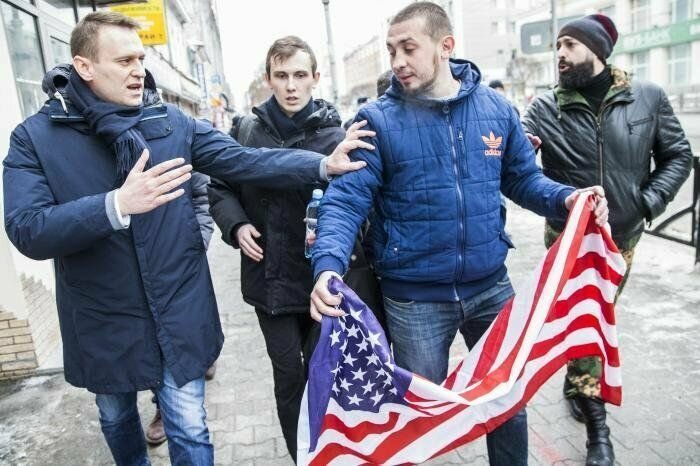 «Патриотичный монумент»: в штабе Навального поклоняются флагу США
