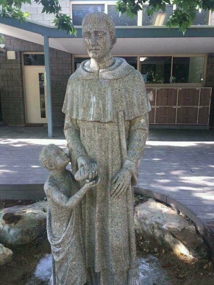 Двусмысленная скульптура в католической школе