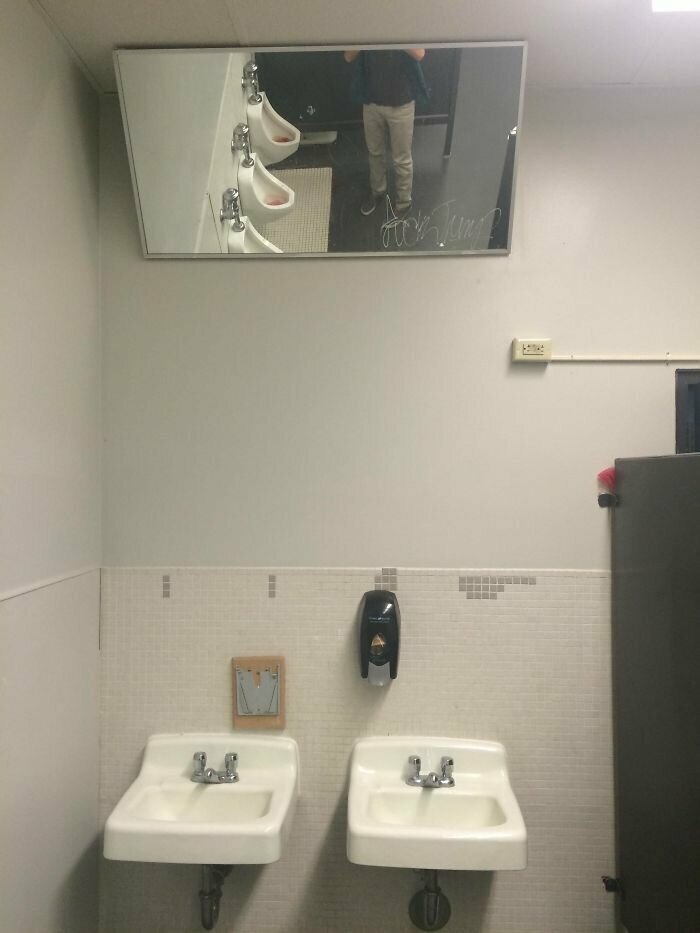 "В нашем школьном туалете повесили новые зеркала"