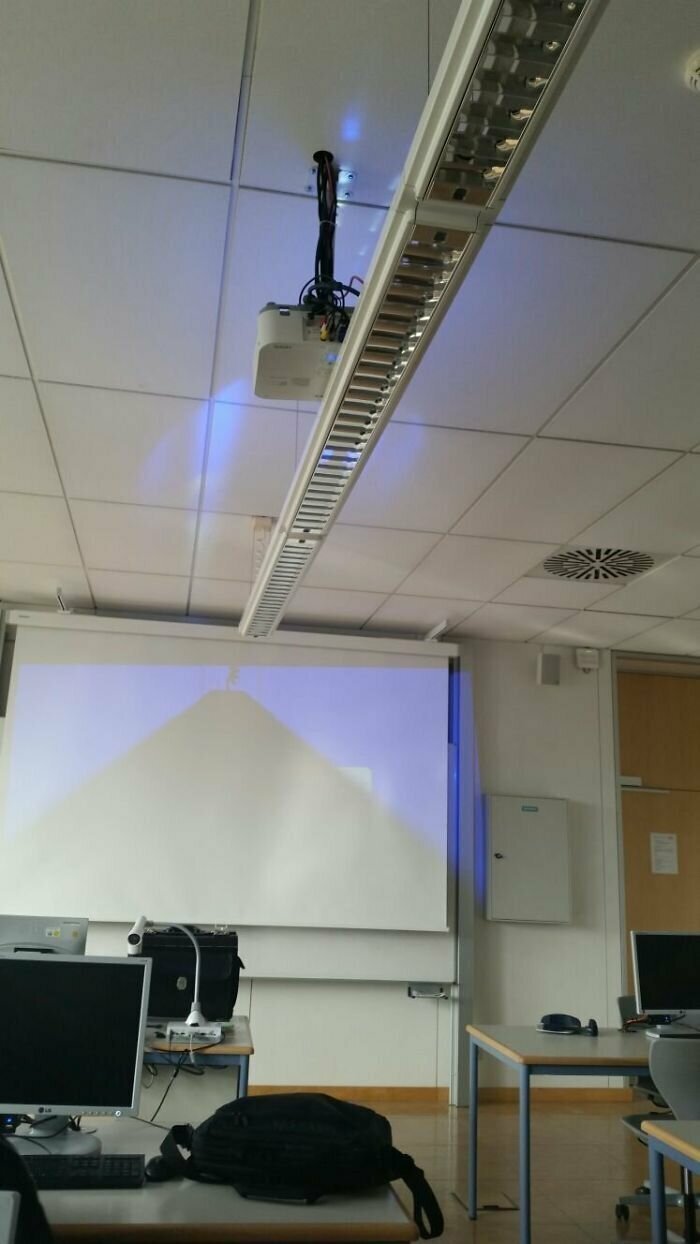 "В нашем классе повесили проектор"
