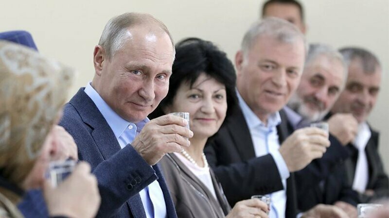 Путин выпил в Дагестане отставленную в сторону 20 лет назад рюмку