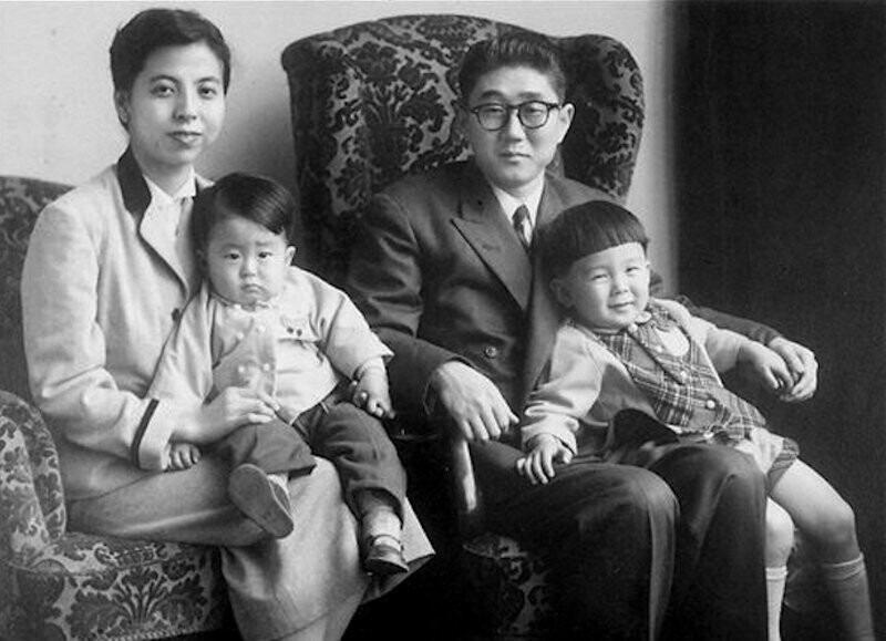 Премьер-министр Японии Синдзо Абэ (слева) в 1956 году.