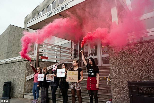 Активисты (Роффи в том числе) собрались для очередного протеста - на этот раз перед зданием городского суда. Они выступают в поддержку Дилан Роффи