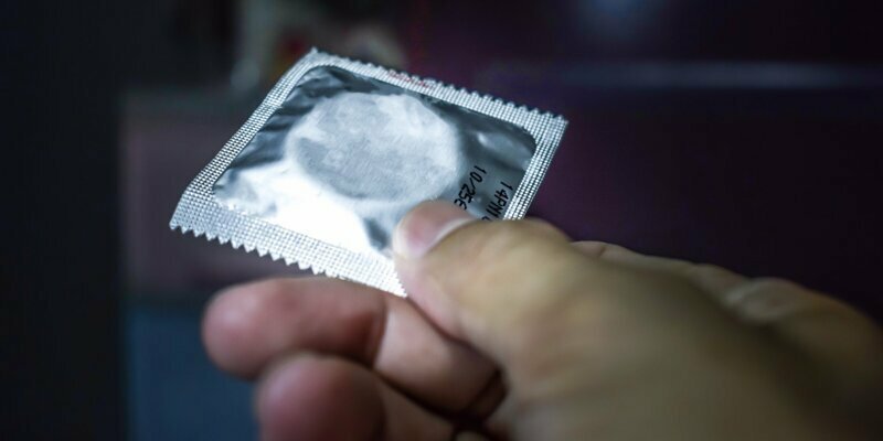 Россиянка продала сотруднику полиции десятки тысяч дырявых презервативов
