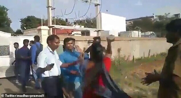 В Индии две жены напали на мужа за попытку обзавестись третьей