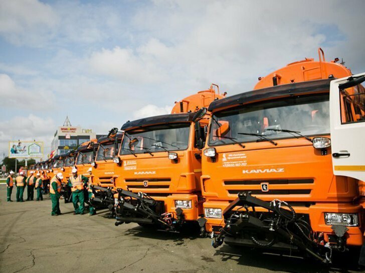 Оренбургские коммунальщики получили 28 новых машин для уборки улиц