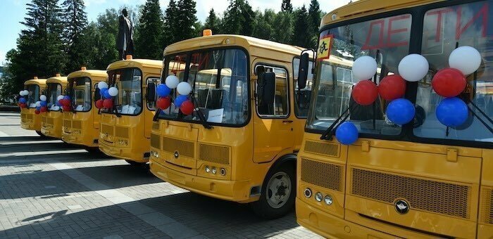Районы Республики Алтай получили машины скорой помощи и школьные автобусы