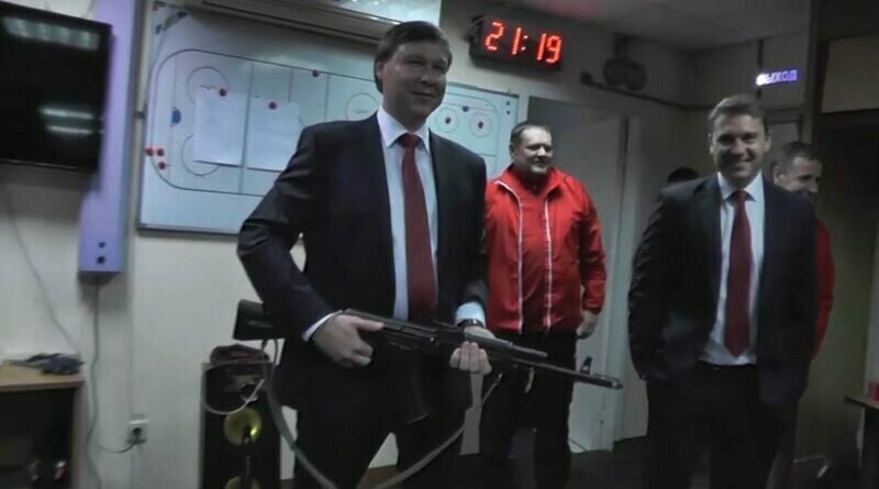 Российский хоккейный клуб вручил автомат лучшему игроку матча