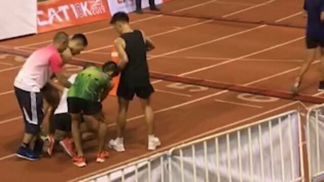 В Таиланде обессиленному спортсмену помогли пересечь финишную черту его соперники