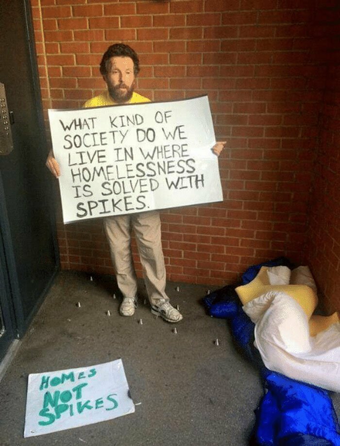 Ответ бездомных: "Что мы за общество, если проблему бездомности решаем кольями? Стройте дома, а не колья"