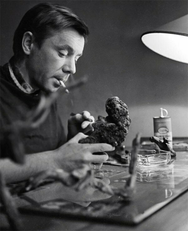 Артист Олег Анофриев вырезает различные фигурки из древесных корней. 16 сентября 1964 года.