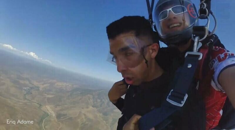 Морской пехотинец США, боящийся высоты, три раза потерял сознание во время прыжка с парашютом
