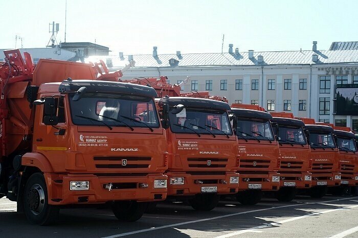 18 новых мусоровозов передали в Киров и районы области