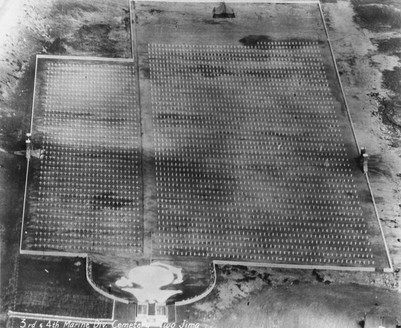 Вид с самолета на кладбище, на котором захоронены погибшие во время битвы за Иводзиму американские солдаты из 3-й и 4-й дивизий морской пехоты. Япония, 1945 год.