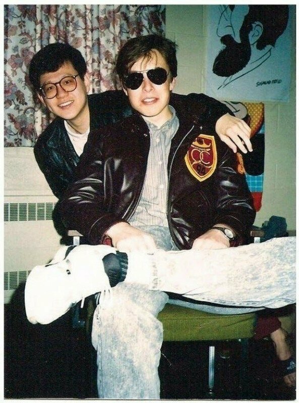 Илон Маск в университете Куинс в Кингстоне, Канада, 1990-е гг.