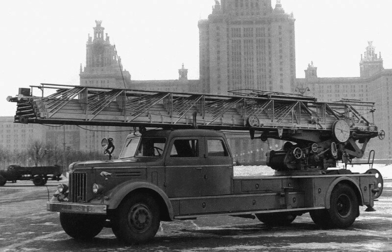 АЛМ-45(200)ЛБ - пожарная автолестница с длиной стрелы 45 м на шасси МАЗ-200 с колесной формулой 4х2, первая в СССР 45-метровая автолестница. (1955-1957)