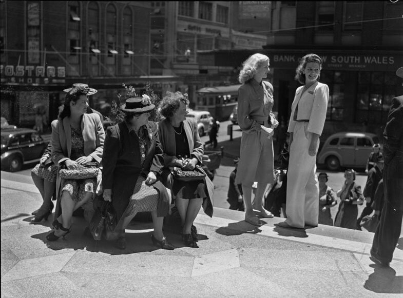 Прохожие удивлены девушкам в брюках. Австралия,1946