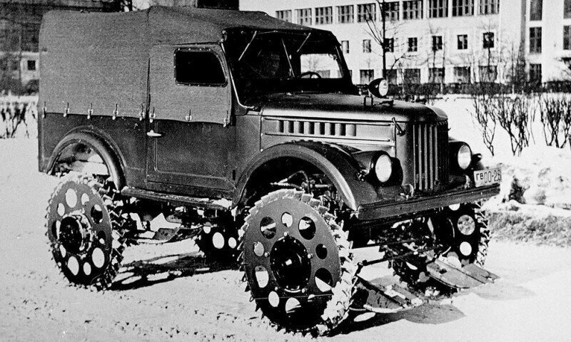 Вездеход ГАЗ-69 с так называемыми фрезерными движителями — металлическими колесами с острыми лопатками, которые прорезали в снегу или ледяном насте узкие глубокие траншеи, достигая замерзшего грунта. 1960-е