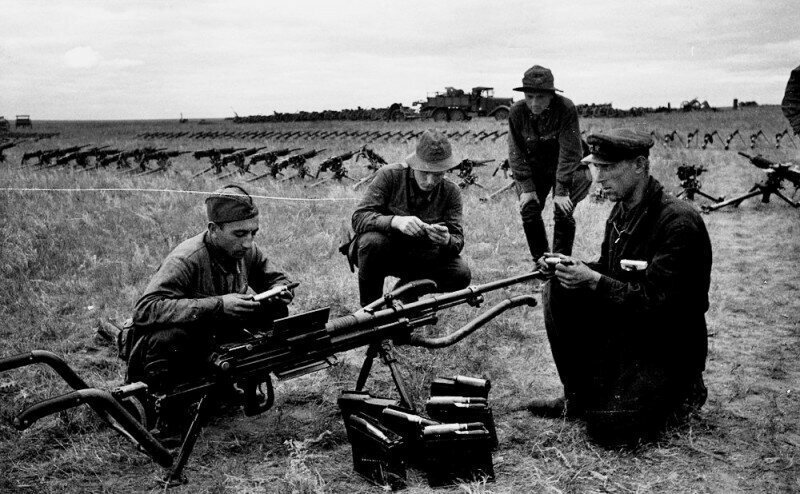 Сентябрь 1939 года. Халхин-Гол. Советские офицеры изучают японское 20-мм противотанковое ружье Type 97.