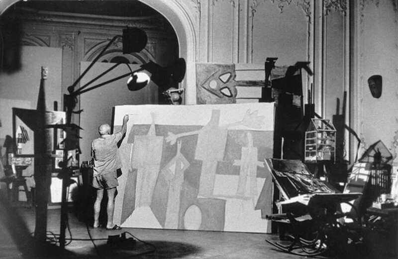 Пабло Пикассо пишет картину Купальщицы в Ла Гаруп. Канны. Франция. 1957 г.