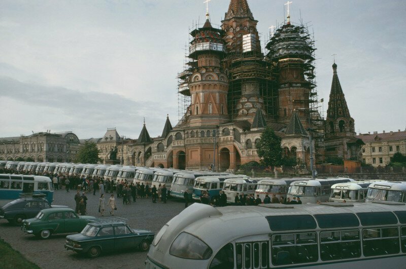 Туристические автобусы на Васильевском спуске, 1969 год, Москва