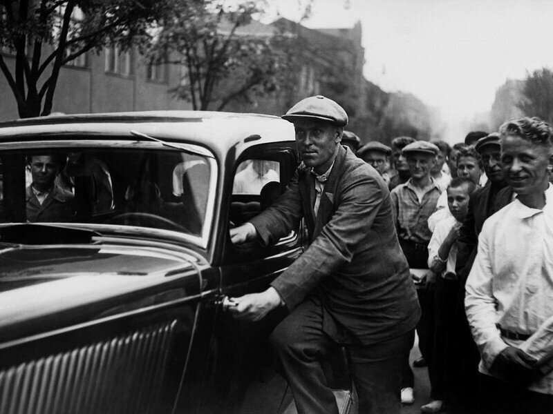 Шахтёр Алексей Стаханов с автомобилем, подаренным ему Сталиным. 1936