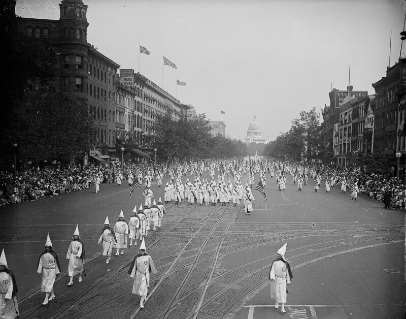 Парад ненависти: шествие 50 000 куклуксклановцев в Вашингтоне 13 сентября 1926 года.