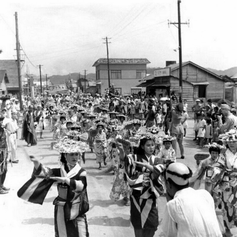 Праздничный парад на улицах Хиросимы, приуроченный ко второй годовщине её атомной бомбардировки. 6 августа 1947 года.