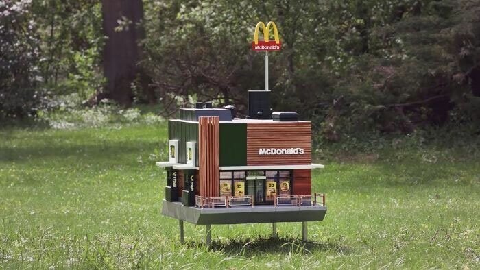 Ранее шведский "Макдональдс" создал самый маленький ресторан для пчел под названием McHive - это миниатюрная копия ресторана, которая представляет собой полноценный улей