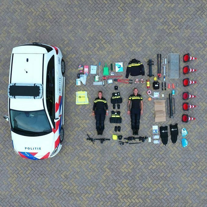 Голландская полицейская машина и её содержимое