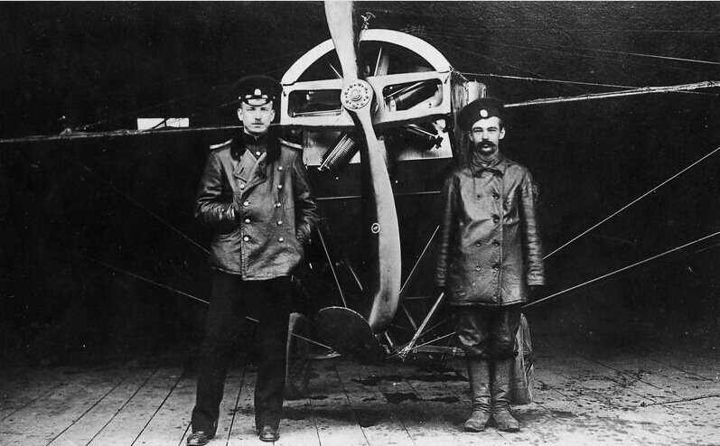 П. Н. Нестеров и его механик Г. М. Нелидов у самолёта «Ньюпор» после перелёта Санкт-Петербург-Киев 1913 год