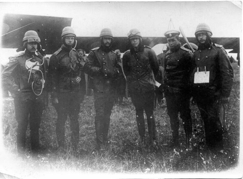 Летчики 20-го корпусного отряда июнь 1915 г.